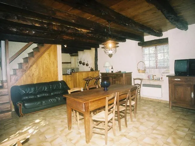 Cosy Holiday Home With Swimming Pool Lavercantière